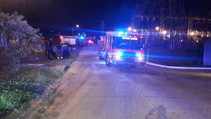 Bomberos atienden transformadores incendiados en Condado del Rey.