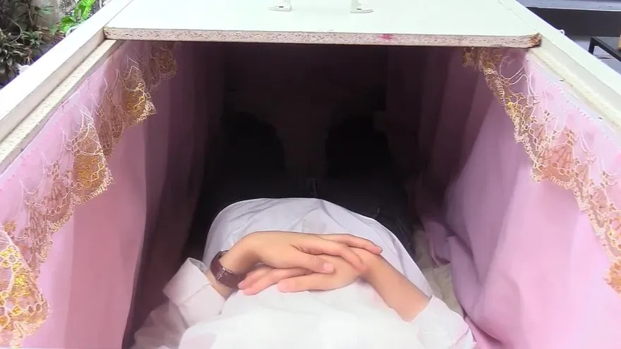 La tétrica cafetería de Bangkok que ofrece descuento al resurgir del ataúd