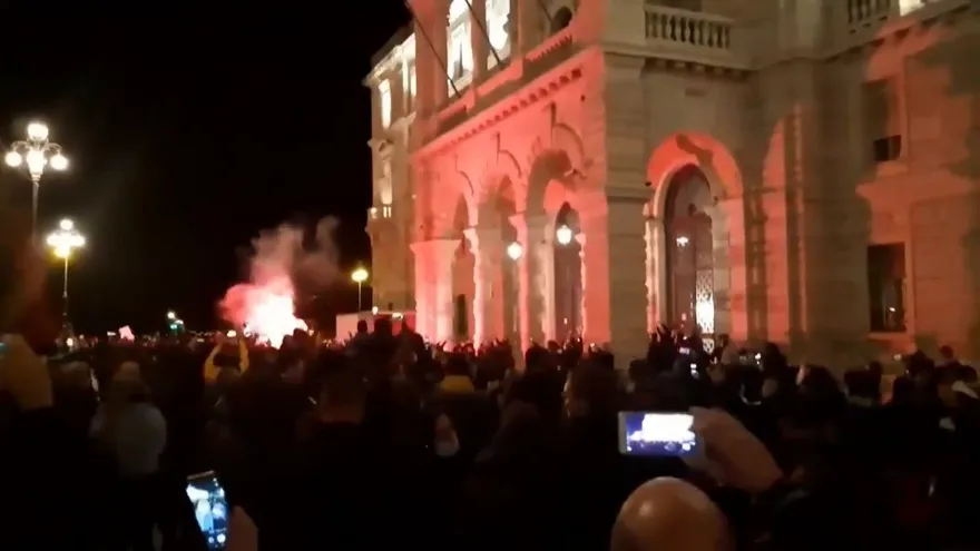 Choques con la policía en manifestaciones anticoronavirus en Italia