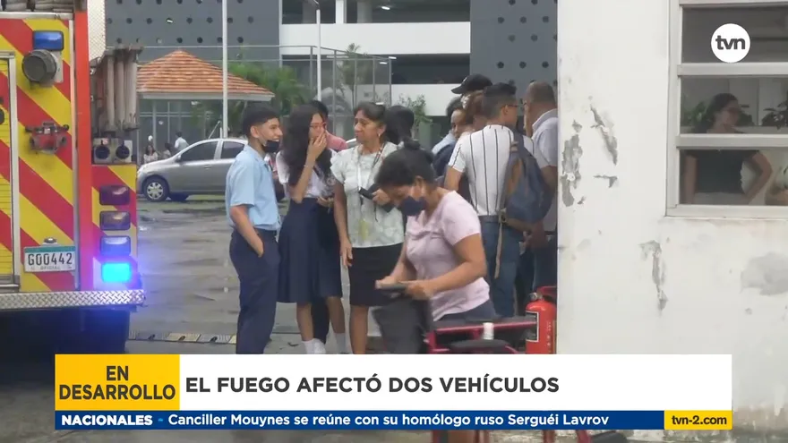 Bomberos atienden incendio en el deposito de un edificio