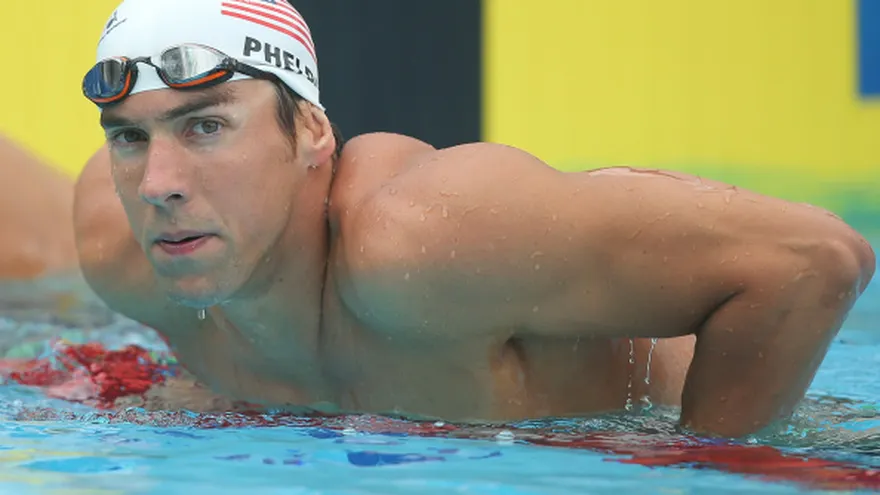 Phelps es suspendido por seis meses tras arresto