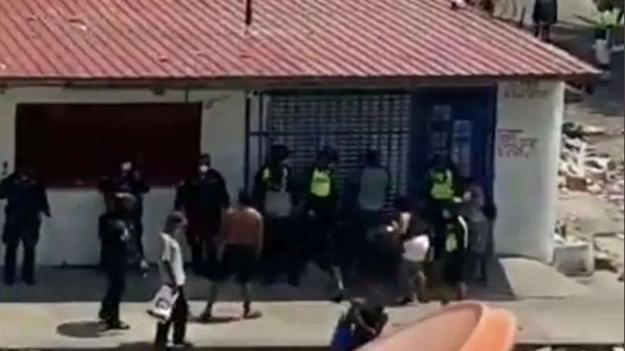 Repartición de víveres  por parte de comerciante ocasiona aglomeración en El Chorrillo. Foto/Policía Nacional.