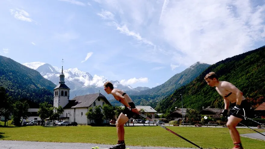 Atletas noruegos esquian en Passy, a 660 metros de altura, el 23 de Julio de 2015, antes de someterse a exámenes médicos para una investigación.