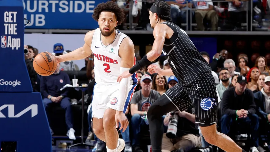 Cade Cunningham conduce el balón durante el partido entre Detroit Pistons y Orlando Magic