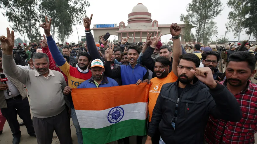 Una multitud espera la llegada del piloto Abhinandan Varthaman de las Fuerzas Aéreas indias en Attari-Wagah (India), este viernes