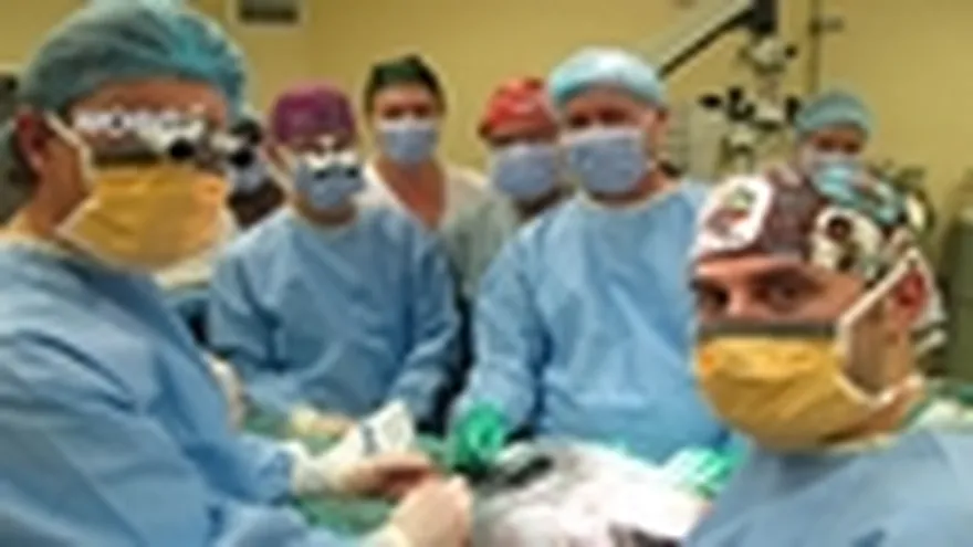 Le trasplantan pene y logra ser padre