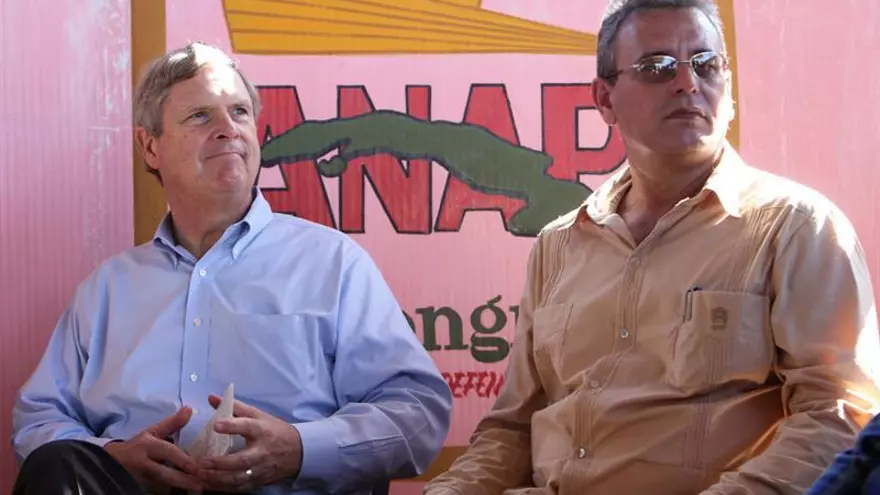 El secretario de Agricultura de Estados Unidos, Thomas Vilsack (i), junto a su homólogo cubano, Gustavo Rodríguez (d), durante un recorrido a dos cooperativas agropecuarias en la provincia de Artemisa (Cuba).