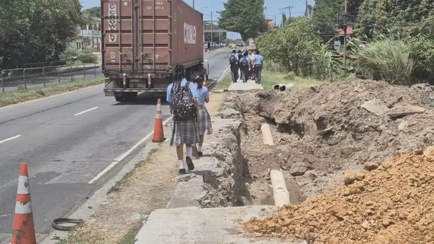 Estudiantes de escuela en Chame arriesgan sus vidas al caminar por la Interamericana
