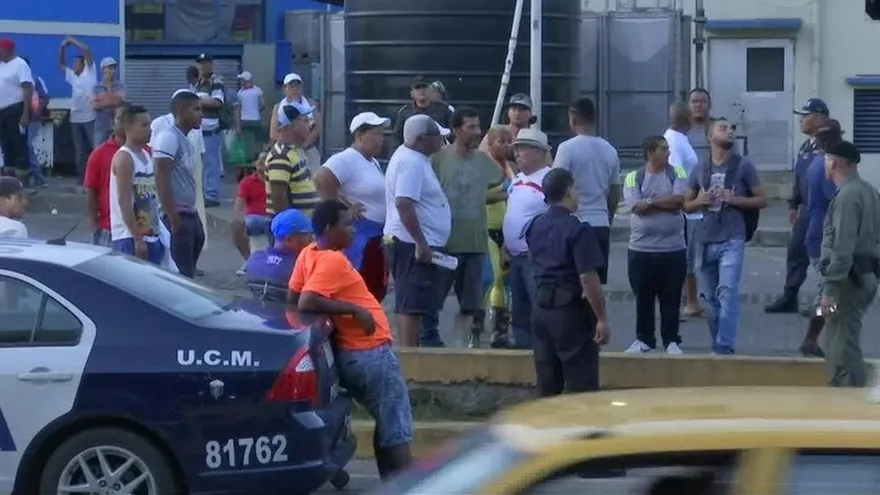 Vendedores de pescado mantienen protesta