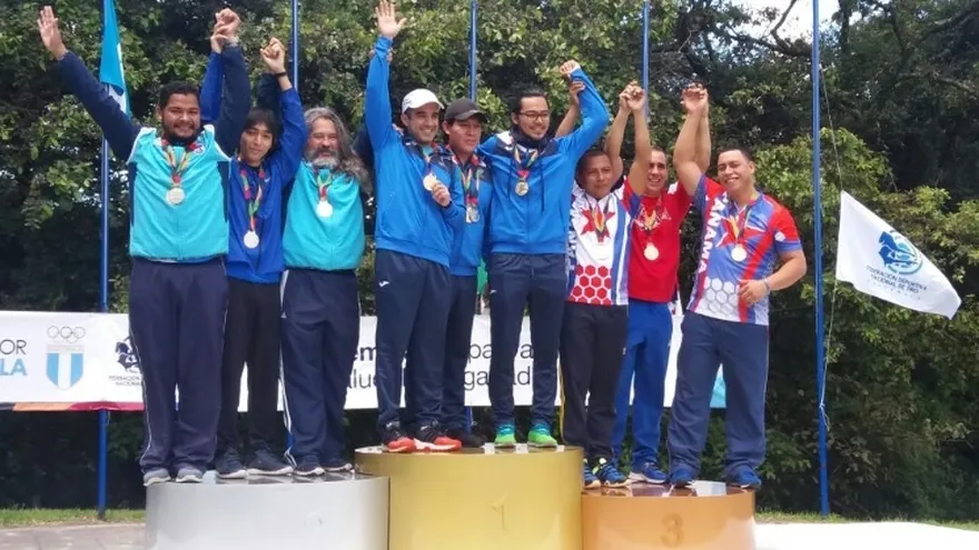 Tiradores panameños (d) en el podio por equipos del Iberoamericano de Tiro 2017