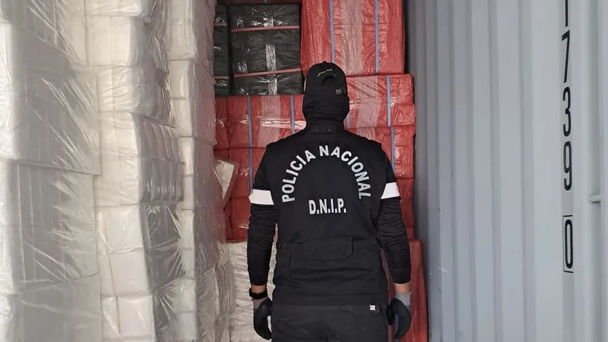 Agentes policiales y de Aduanas inspeccionan el contenedor donde se ubicaron las 900 cajas de cigarrillos de contrabando.
