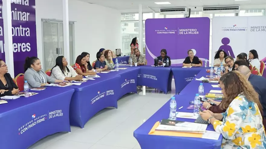 Funcionarios del Ministerio de la Mujer