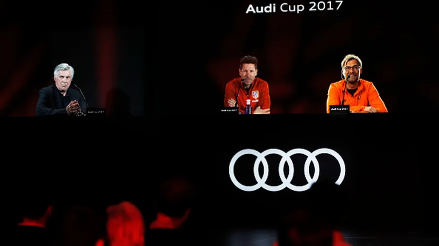Carlo Ancelotti (i) junto a los hologramas de Diego Simeone (c) y Jürgen Klopp (d)