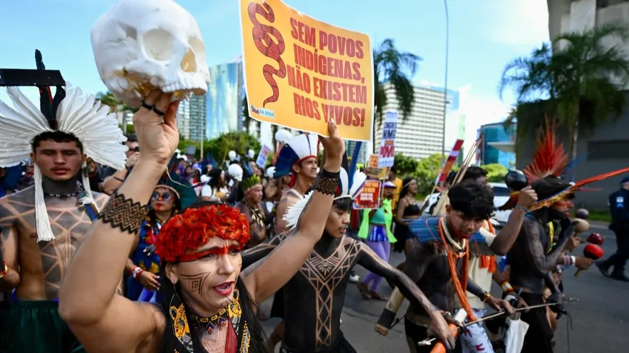 Indígenas reclaman mayor protección de sus tierras en marcha en Brasilia