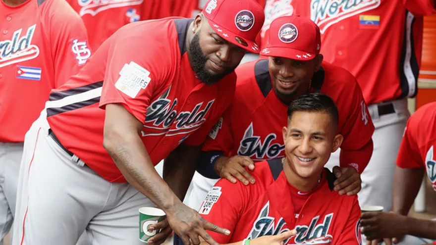 Miguel Amaya (c) junto a David Ortiz (i) y Yusniel Díaz (d)