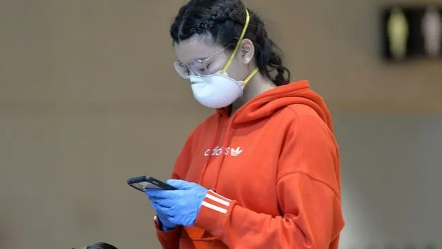 Consejos para evitar contagiarse de la COVID-19 por el mal uso de su celular. Foto/AFP