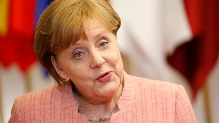 La canciller alemana Angela Merkel habla con la prensa al final del primer día de la reunión del Consejo Europeo en Bruselas, (Bélgica).