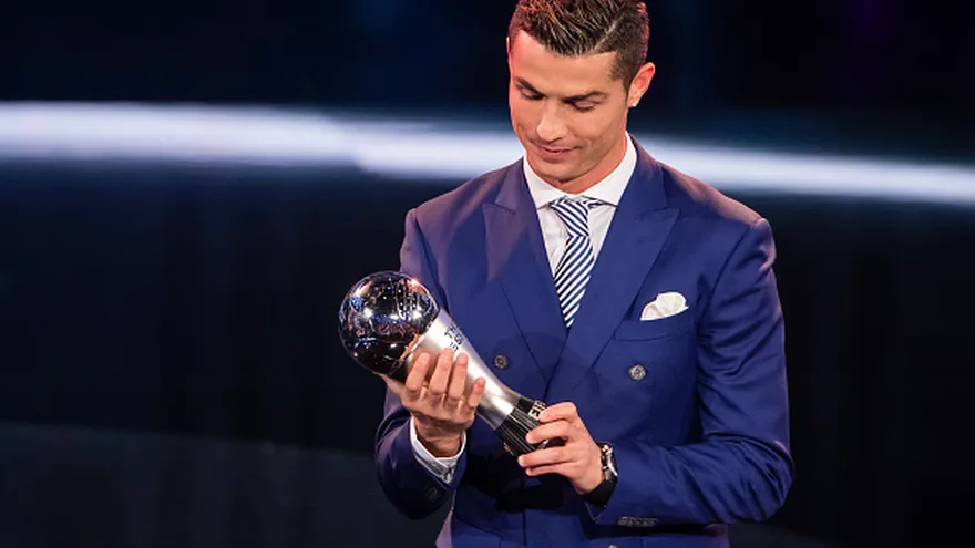 Cristiano Ronaldo observa el trofeo del premio FIFA 'The Best'