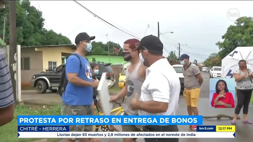 Protestan en Herrera por retraso en entrega de bonos
