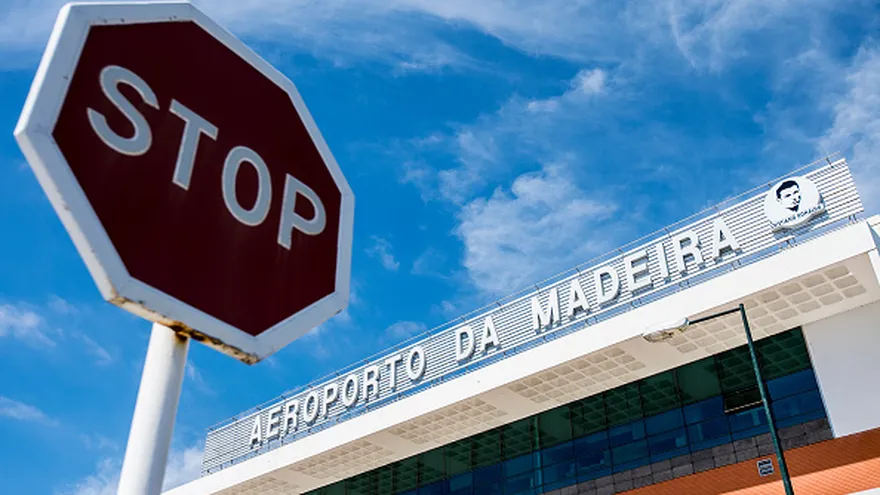 A lado del letrero del aeropuerto de Madeira hay una imagen de Cristiano Ronaldo