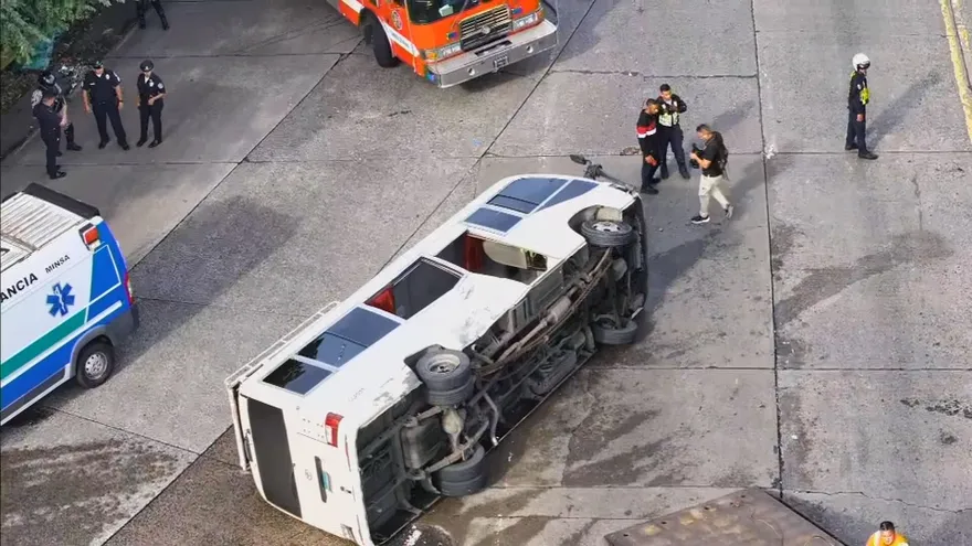 Unos de los busitos coaster que estuvo involucrado en el accidente.
