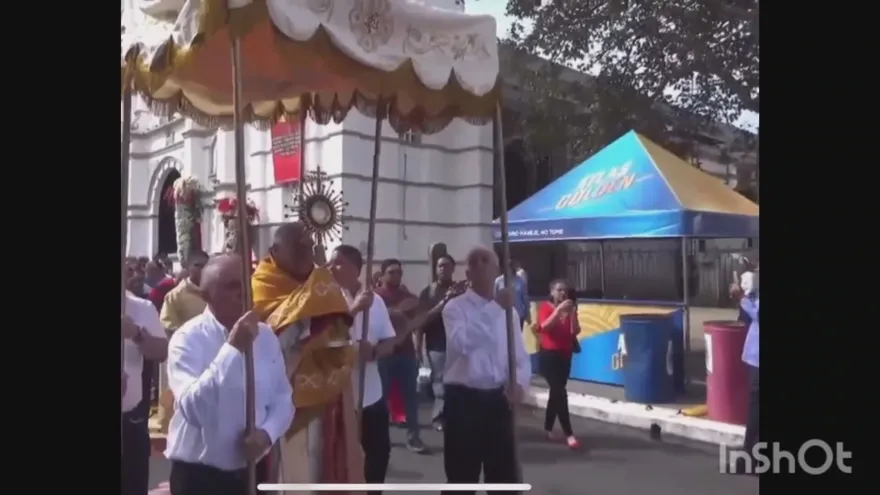 El paso del Santísimo durante la procesión principal en la festividad del Corpus Christi en la provincia de Herrera.