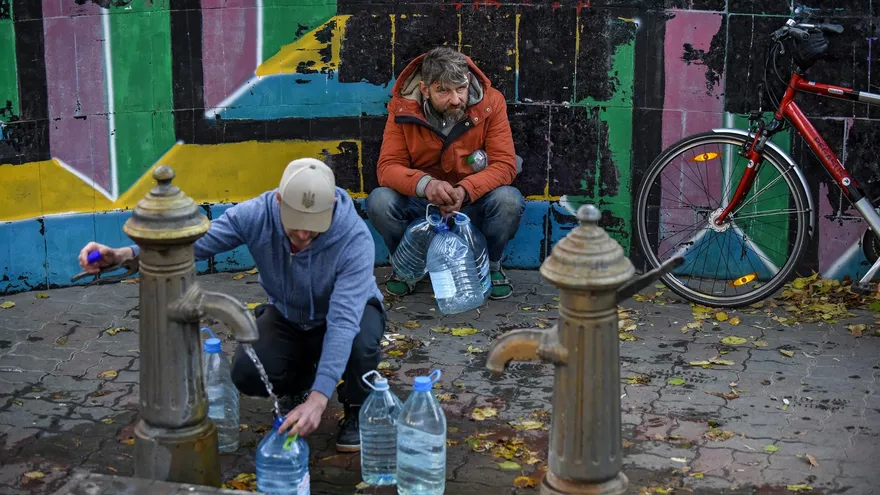 Ciudados en Kiev recogen agua luego de quedarse sin suministro
