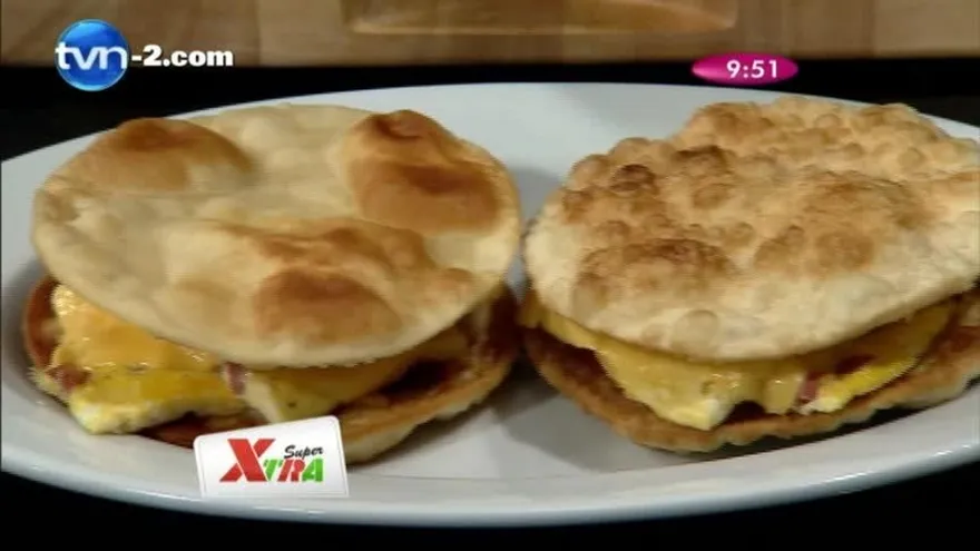 Emparedado de hojaldre con huevo y salchichas