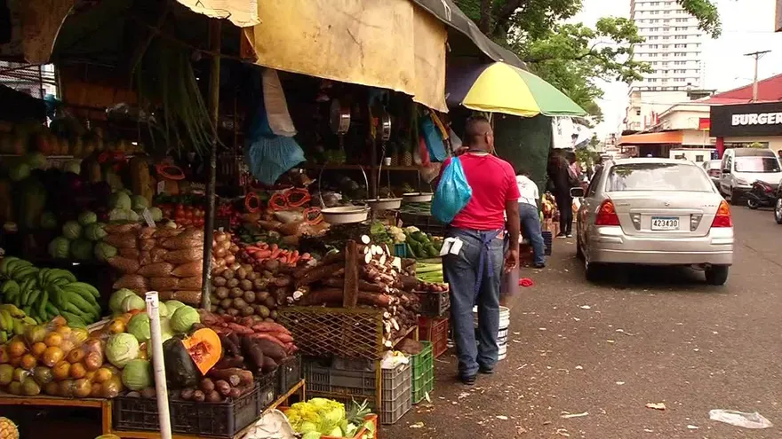 Frutas aumentan de precio en medio del intenso calor del verano