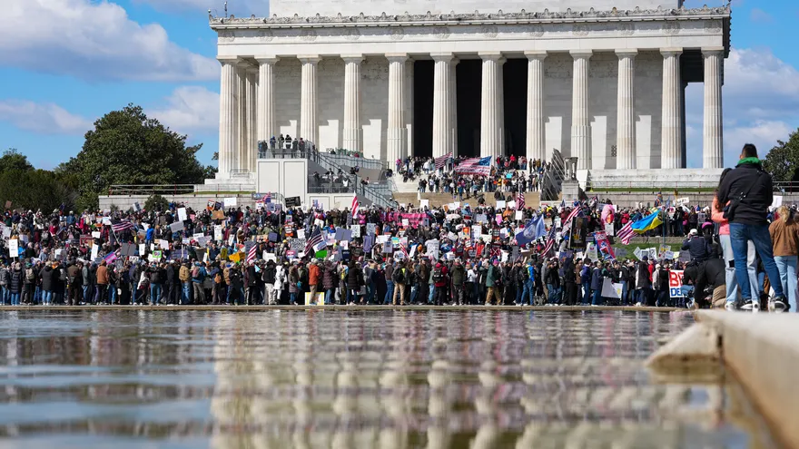Manifestaciones anti-Trump recorren Estados Unidos.