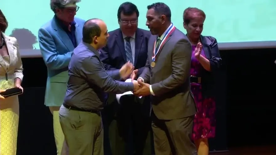 Entregan premios Ricardo Miró