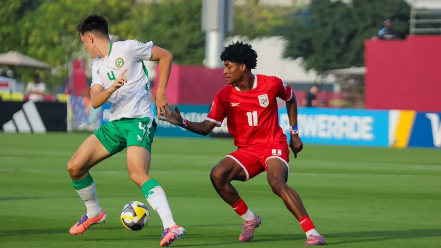 Gerson Gordón (d) marca a Oisin Mc Donagh (i) en el partido entre las selecciones sub-17 de Panamá e Irlanda