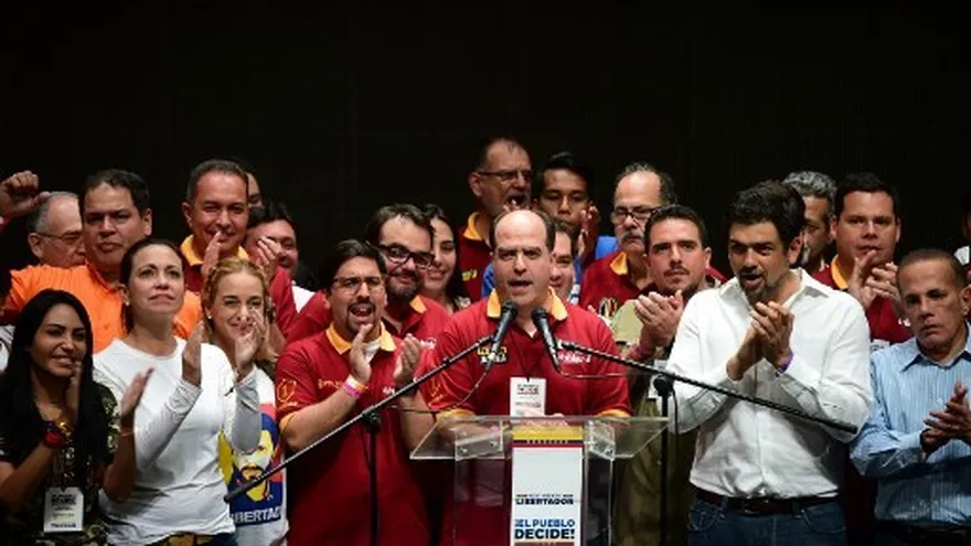 Julio Borges (centro), líder del parlamento controlado por la oposición, habla luego de una votación organizada por la oposición para medir el apoyo público al plan del presidente venezolano Nicolás Maduro.