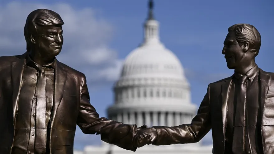 Estatua de Donald Trump y Epstein cerca del Capitolio