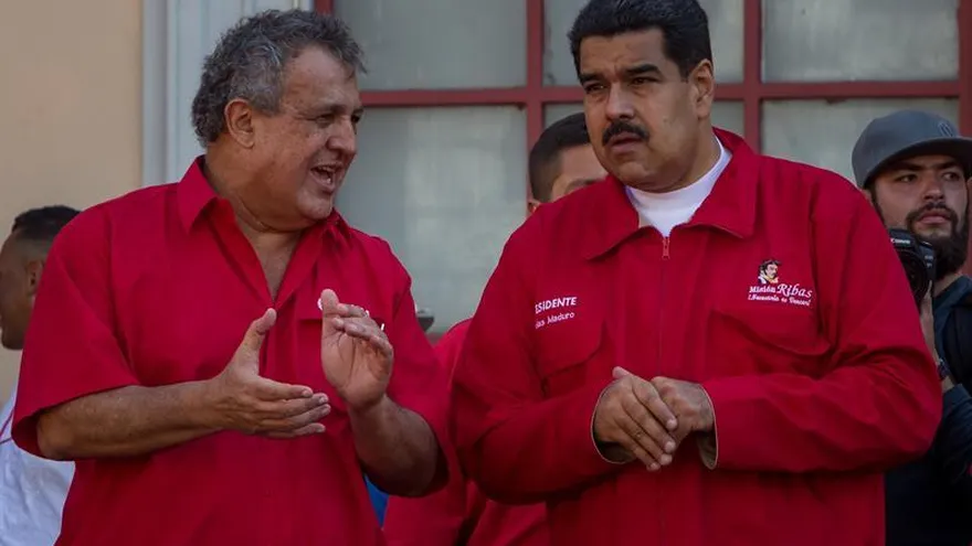 En la imagen, el presidente venezolano, Nicolás Maduro (d), habla con el presidente de Petróleos de Venezuela (PDVSA), Eulogio del Pino (i).