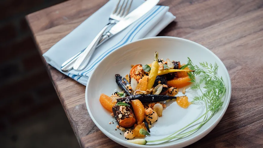 Un plato con alimentos