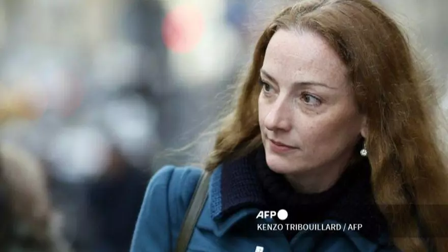 La francesa Florence Cassez sale de París tras un almuerzo con el expresidente francés Nicolas Sarkozy el 28 de enero de 2013. Cassez fue liberada de una prisión mexicana cuatro días antes, tras un fallo de la Corte Suprema que declaró que la policía violó sus derechos al simular su arresto por secuestro en televisión nacional hace siete años.