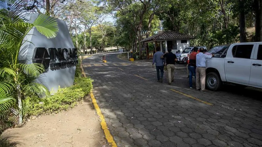 Varios periodistas  fueron registrados este jueves al esperar información sobre el segundo día de las negociaciones entre el Gobierno de Nicaragua y la opositora Alianza Cívica por la Justicia y la Democracia, en la sede del Instituto Centroamericano de Administración de Empresas (Incae), a las afueras de Managua (Nicaragua). EFE