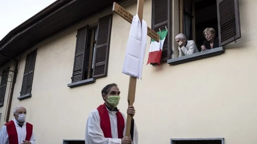 Doscientos fieles participan en un Viernes Santo en el sur de Italia pese a confinamiento