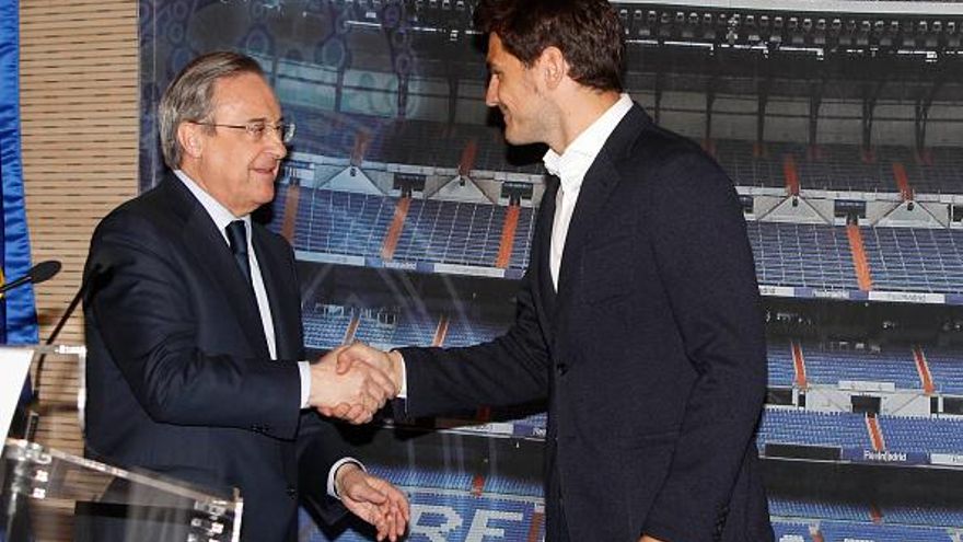 Florentino Pérez (i) estrecha la mano de Iker Casillas (d)