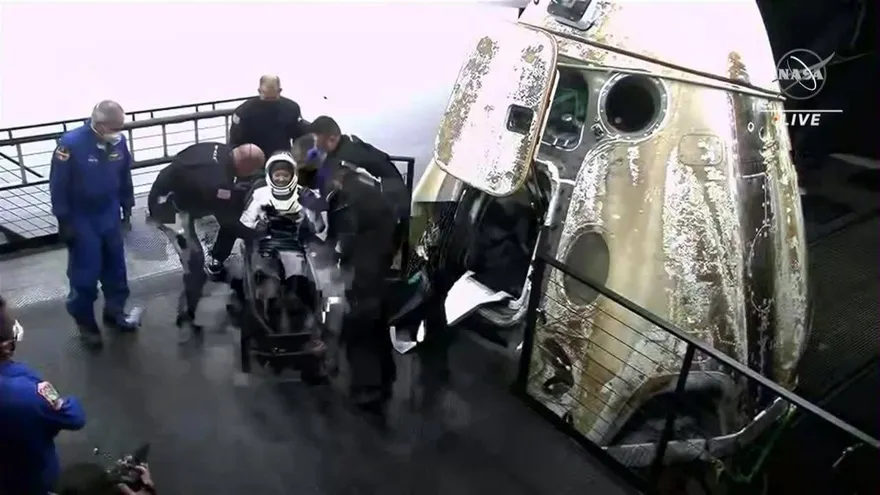 Cápsula de SpaceX con cuatro astronautas ameriza frente a Florida