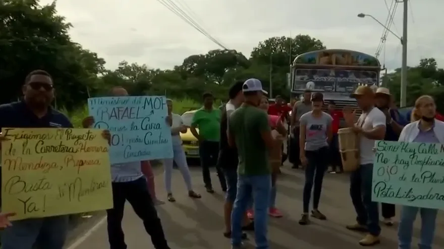 Protestan por mal estado de carretera en Las Mendozas en La Chorrera