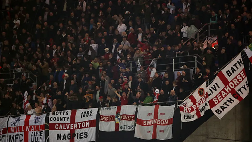 Parte de los fanáticos ingleses que presenciaron el amistoso entre Alemania e Inglaterra