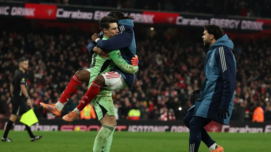 El guardameta Kepa celebra con compañeros del Arsenal