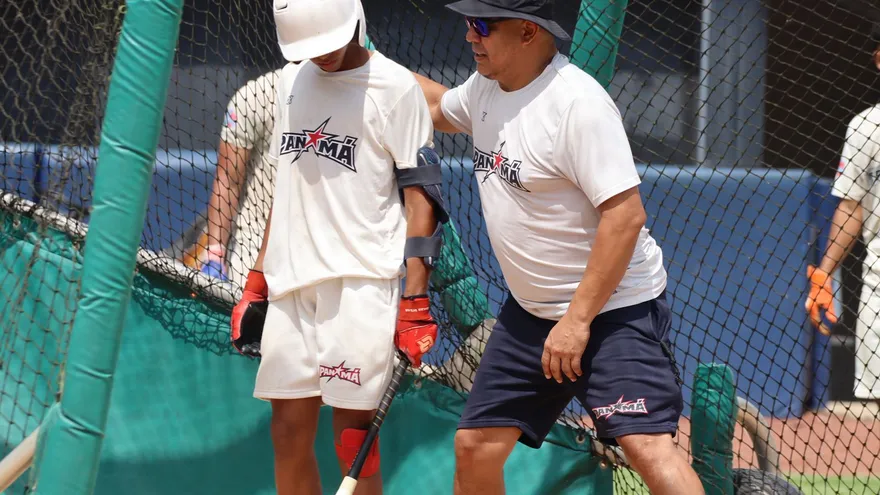 Ángel Chávez (d), manager de la Selección de Béisbol U15 de Panamá, da instrucciones a uno de los peloteros