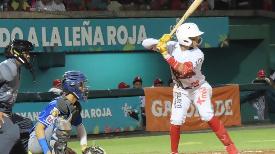 Pelotero del equipo juvenil de Coclé a la ofensiva