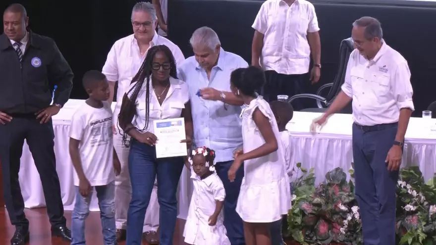 Presidente Mulino entrega 120 títulos de propiedad en Altos de los Lagos y promete culminar proyecto de Isla Margarita.