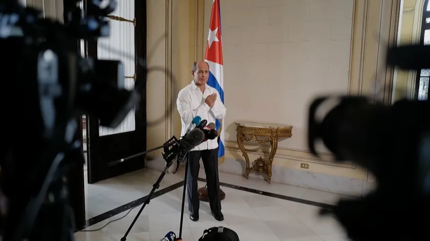 Cuba sigue "por el momento" como garante del proceso de paz en Colombia