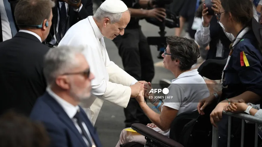 El papa saluda a enfermos y peregrinos en Lourdes, Francia