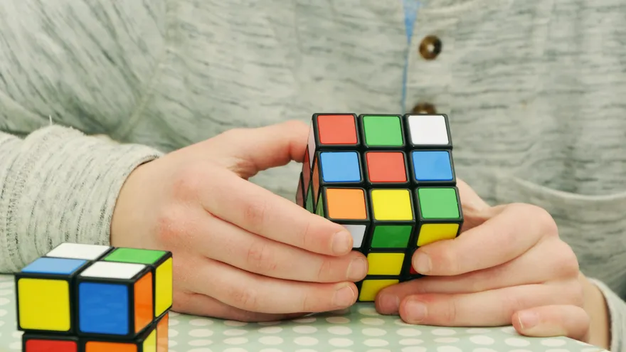 Foto ilustrativa de una persona armando el cubo de Rubik
